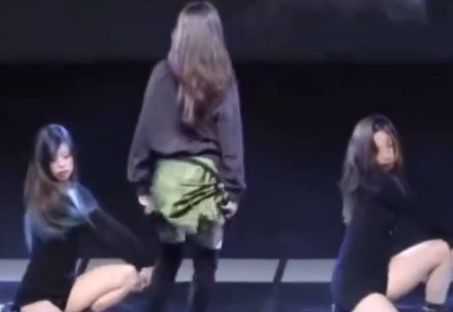 韩国金泫雅舞台上掀裙子扭屁股,观众都是学生,这合适吗