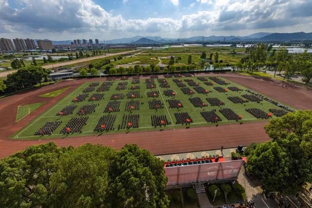 9月20日,我校2019级新生开学典礼暨军训闭幕仪式在回龙校区运动场举行