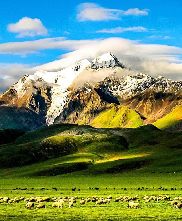 八戒 祁连西部 位于柴达木盆地,海拔5808米的 团结峰,是整个祁连山系