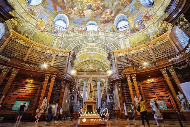 欧洲曾经的皇家图书馆,如今巴洛克艺术殿堂,游客:美的