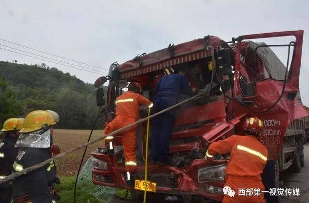 平凉312国道发生车祸,三大货车追尾起火一司机被困