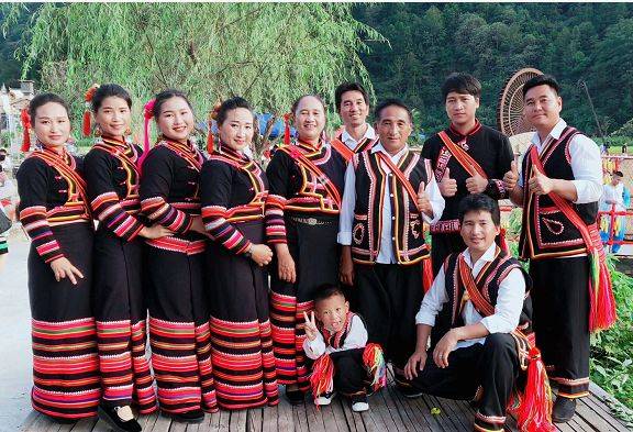 今天出场的是 黄昏时分的澜沧县酒井乡 穿着一身拉祜族传统服饰的李石