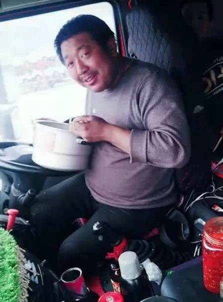 慧姐是坚强的,失去亲人的慧姐,擦干眼泪,重新振作起来,不久她驾驶卡车