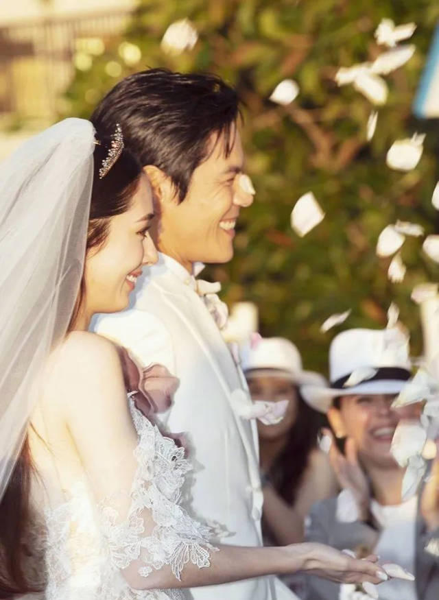 向佐郭碧婷意大利婚礼现场首次曝光,两人深情