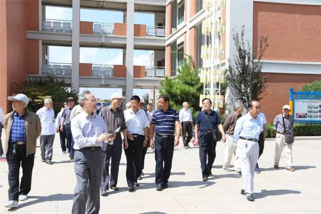 沭阳县南湖小学赵希韶校长首先对学校的基本情况和学校文化特色发展