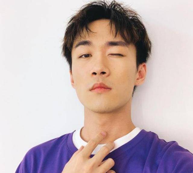 美女策划三级头造型现身不求人直播间,提前透