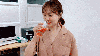 王宁:酸酸甜甜的,第一次喝酵素我以为会很臭,但是这个很好喝!