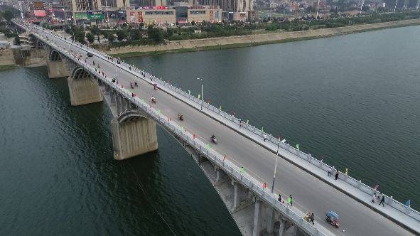 新化资江一大桥 面貌一新迎"大庆"
