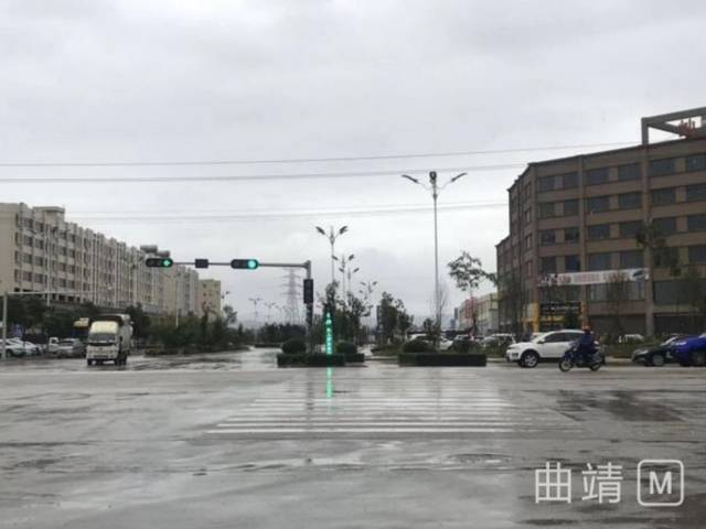 交通事故频发 陆良这个十字路口终于有了红绿灯.