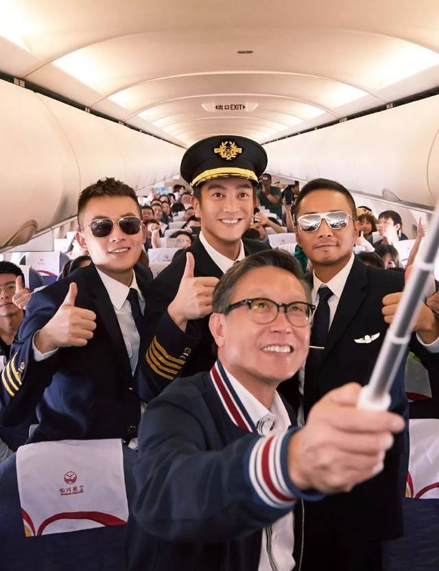 《中国机长》总制片人于冬通过飞机广播致辞