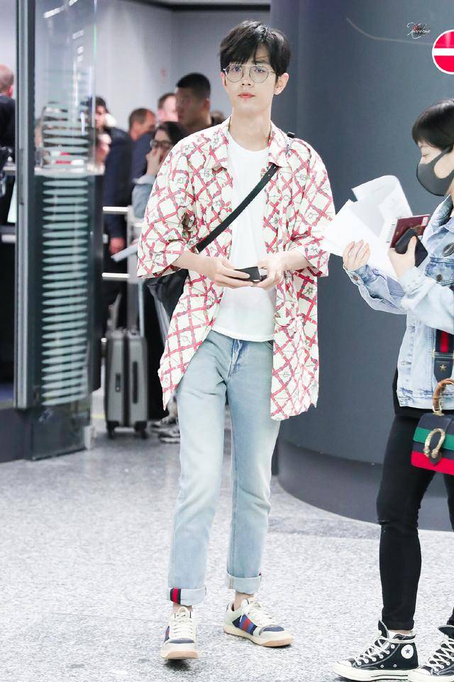 肖战私服衣品好绝,穿牛仔外套现身机场,居然比看秀造型更惊艳