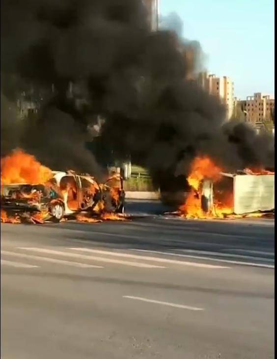 辽宁省铁岭市又一起严重车祸,位于昌图县,所幸没有人员伤亡!