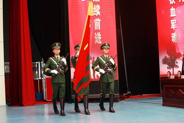 "迎武警部队旗!