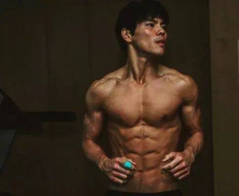 郭碧婷老公向佐健身秀健硕肌肉,完全看不出肾