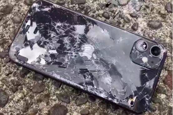iphone11抗摔测试,一体式玻璃碎一地,国外网友这样说