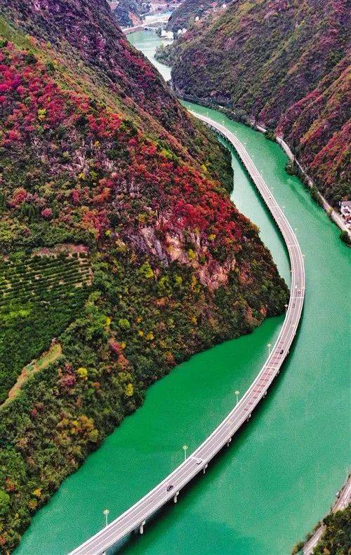 为保护环境节约土地,三峡重要支流香溪河上建成"最美水上公路".