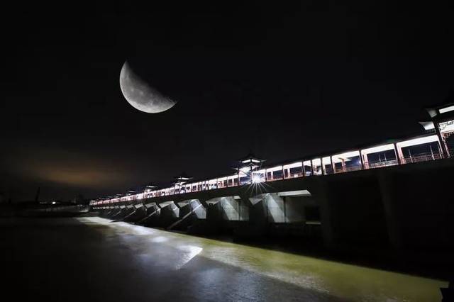 夜色沉静,来个月牙相伴.