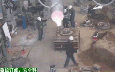 【安全生产】十类安全事故动图大合集(50张),这不是意外,而是自杀!
