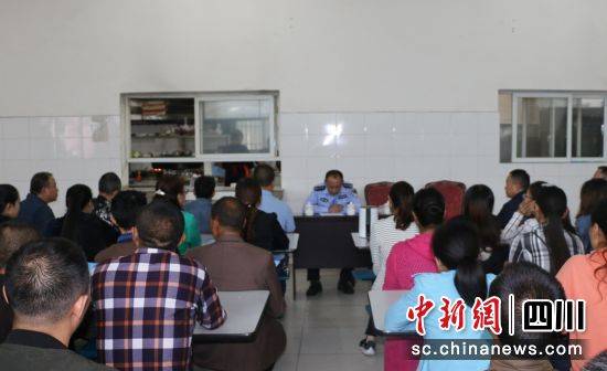 洪雅:民警"送法进企业"_手机搜狐网