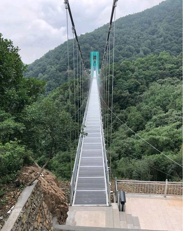 刚进入景点,要乘坐摆渡车直到山顶,行程中要经过青云路,很难走.