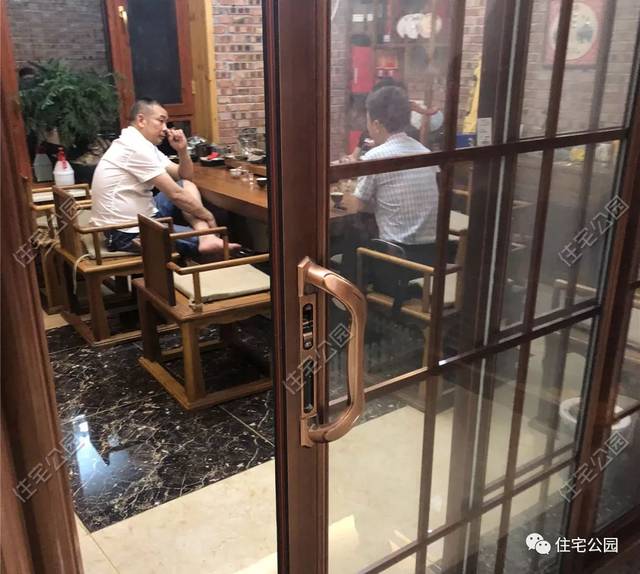 闲时,邀上三两好友来家中聊天,喝茶,没有比这更惬意的了!