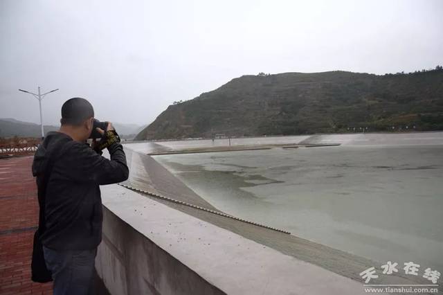 采访团一行就冒雨对天水城区引洮供水工程2#隧道,武山县洛门镇小康村