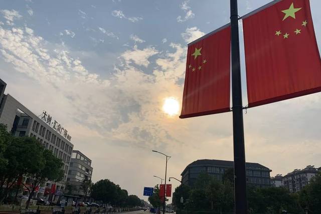 【壮丽70年 奋斗新时代】迎国庆 挂国旗 南湖区红起来!