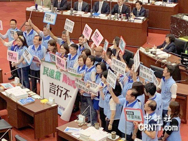 国民党高雄女议员陈美雅控诉遭绿营袭胸