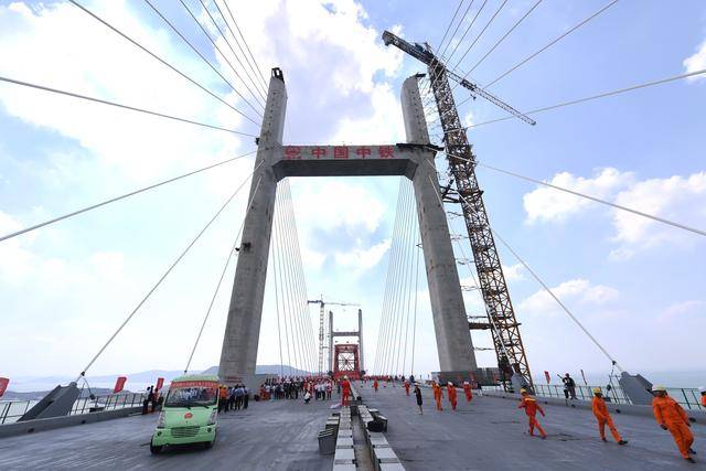 世界最长,中国第一座跨海峡公铁两用大桥全桥贯通