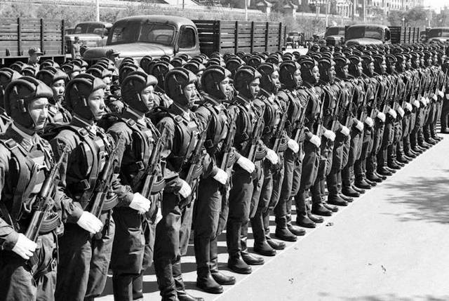 1959年国庆阅兵 我们的空降兵部队亮相