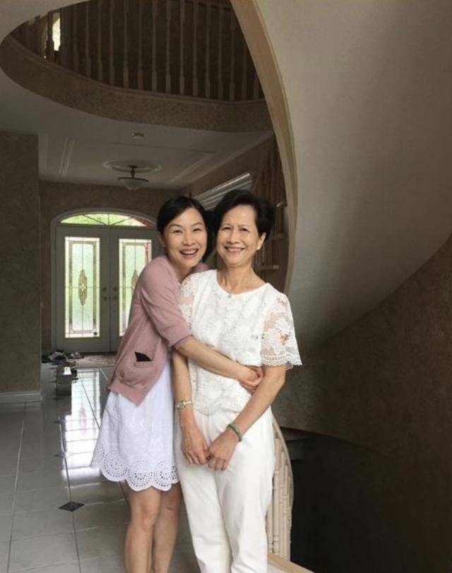 50岁彭羚观看林海峰演出夫妻罕见后台合照结婚20年乐做贤妻良母