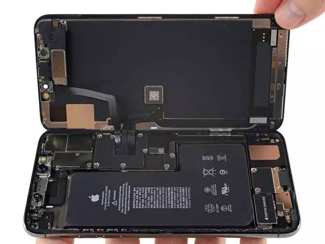 iphone 11 pro max 内部的 l 形电池占据了很大一部分空间