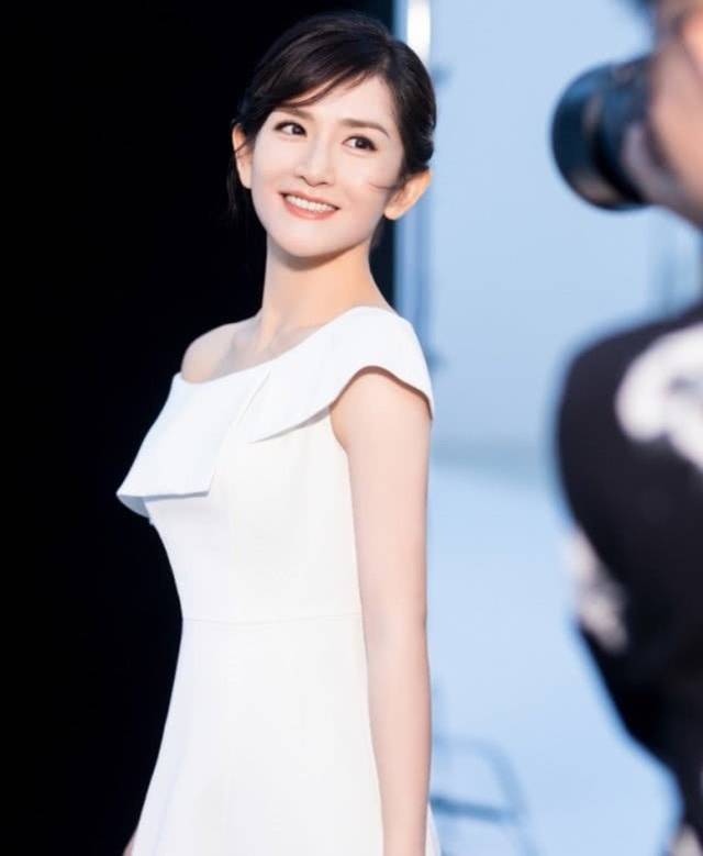 原创穿上白裙的谢娜正经挺美的,一看搭的鞋子,都当妈了还这么任性?