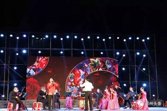 "唱响白河"邓州市专场演出在南阳市民服务中心广场举行