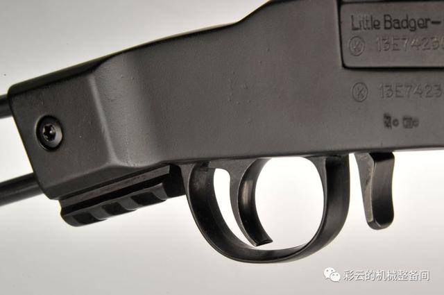 "小獾"的扳机护圈前面有一个"扳机",这是枪管解锁卡笋,朝后扳就能撅下