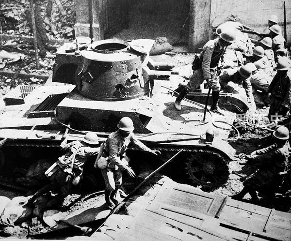 淞沪会战老照片:日军没想到打得如此艰难 中国军队坦克都用上了