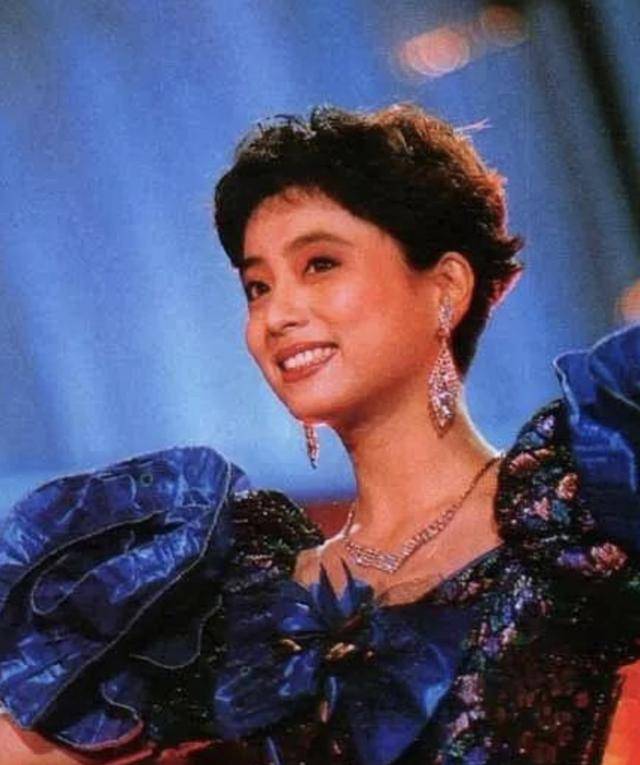 56岁李玲玉近照曝光:30年了,"甜歌皇后"还是最美的粉红色回忆