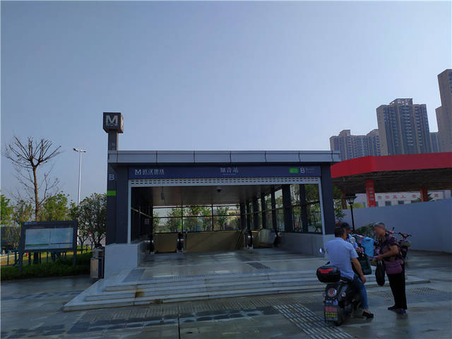 知音站在汉阳大道和知音湖大道交叉口,是中法生态城中心