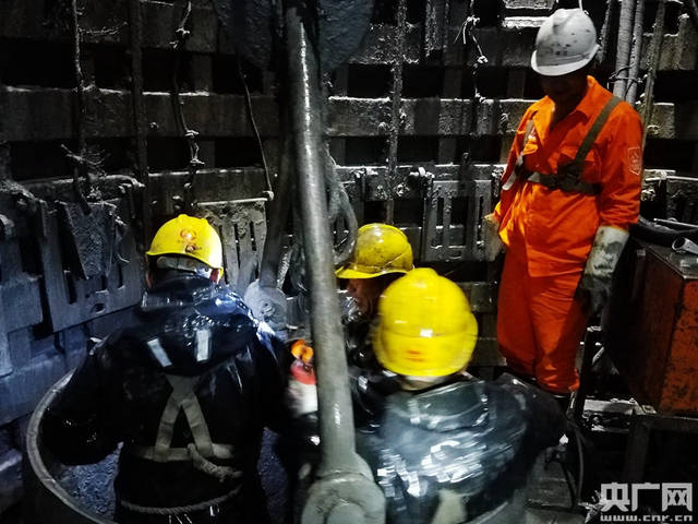 中铁隧道局集团施工人员在竖井内治水(央广网发 图片由中国铁路昆明局