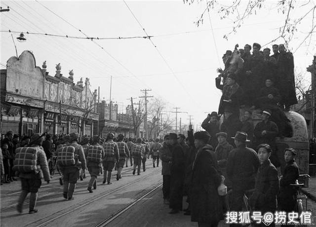 摄影家高帆拍,1949年解放军开进和平解放的北平城,万众夹道欢迎