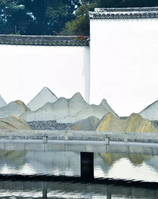 苏州博物馆主庭院的创意山水 片石指符合工程要求的 经开采选择所得