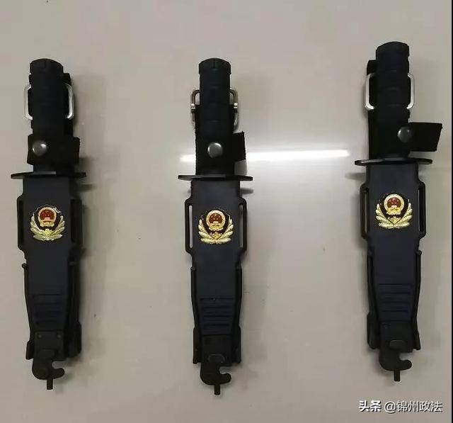 警用手枪是主要的单警装备 到了80年代中期 电警棍,橡胶警棍正式列装