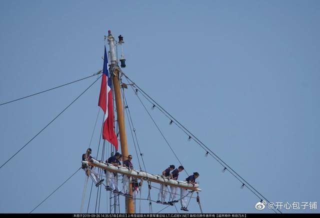 075下水,智利海军训练舰成小舢板,爬桅杆围观
