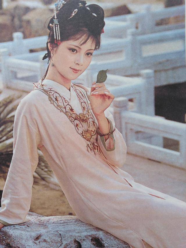 87版《红楼梦》中薛宝钗的剧照
