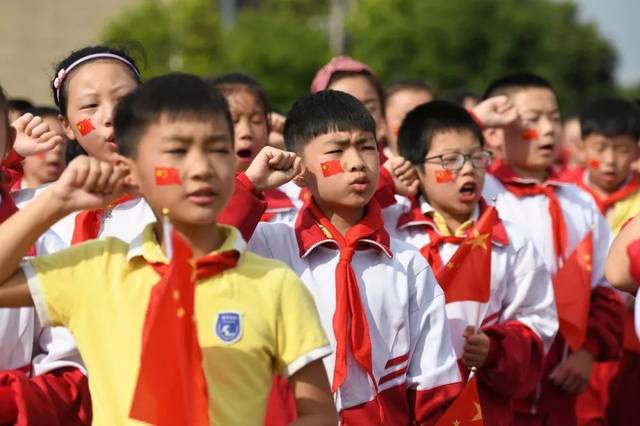 "敬礼,鲜艳的五星红旗" ——文亮小学献礼新中国成立70周年主题升旗