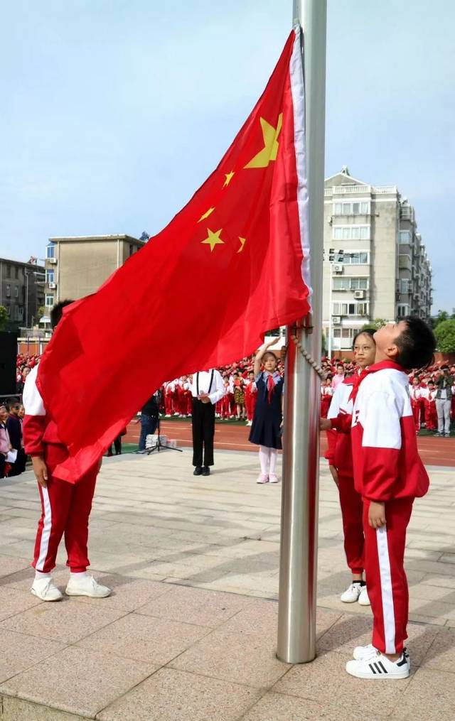 "敬礼,鲜艳的五星红旗" ——文亮小学献礼新中国成立70周年主题升旗