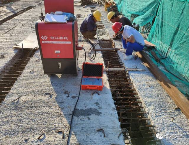 后坑桥第三跨t梁横隔板砼浇筑施工完成,第八,九跨t梁湿接缝砼浇筑施工