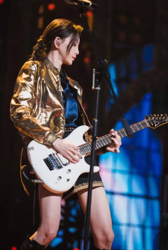 曾是《前任3》的女主,如今穿一身"摇滚式"穿搭,slay全场
