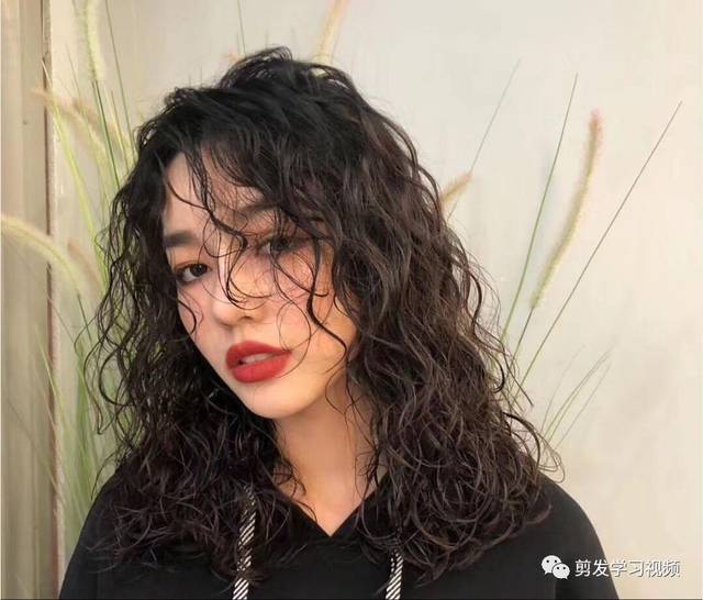 小卷效果,这个就需要结合发量和发型需要来设定了,这种风格的发型冷烫