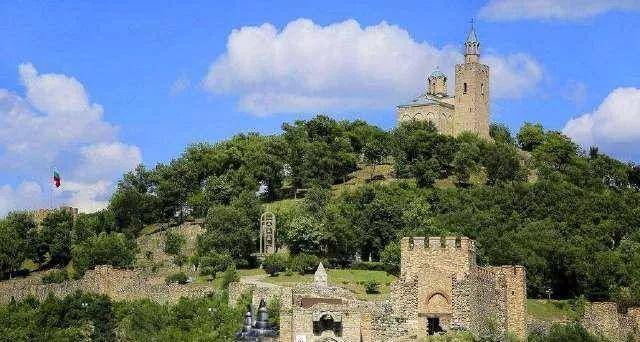 士兵逃跑回家乡和16名寡妇隐居,用百年造就一